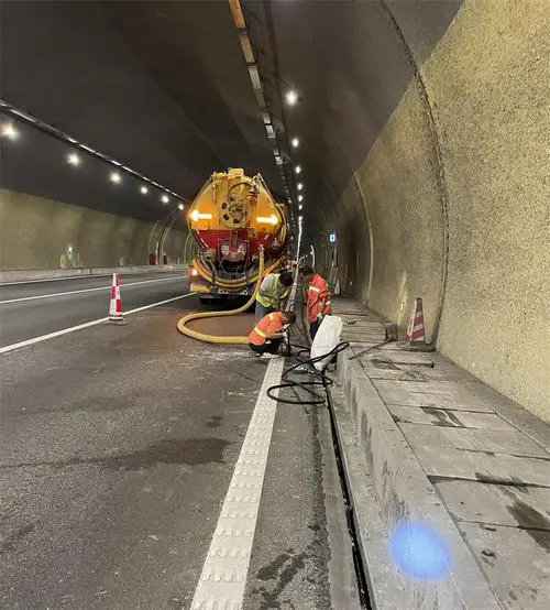 略阳隧道排水渠清淤